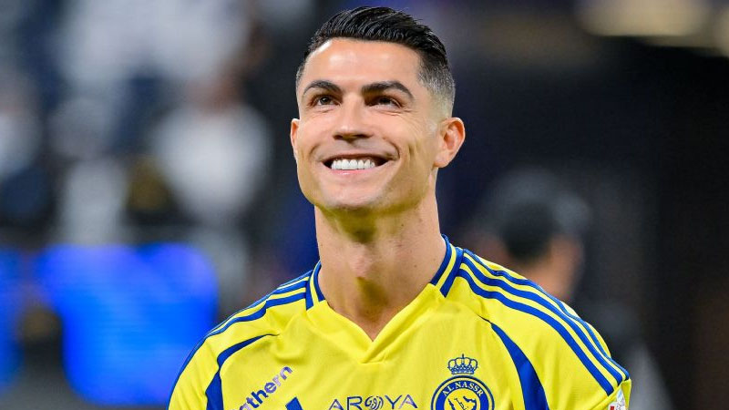 Ronaldo ký hợp đồng với Al‑Nassr với số tiền cực khủng